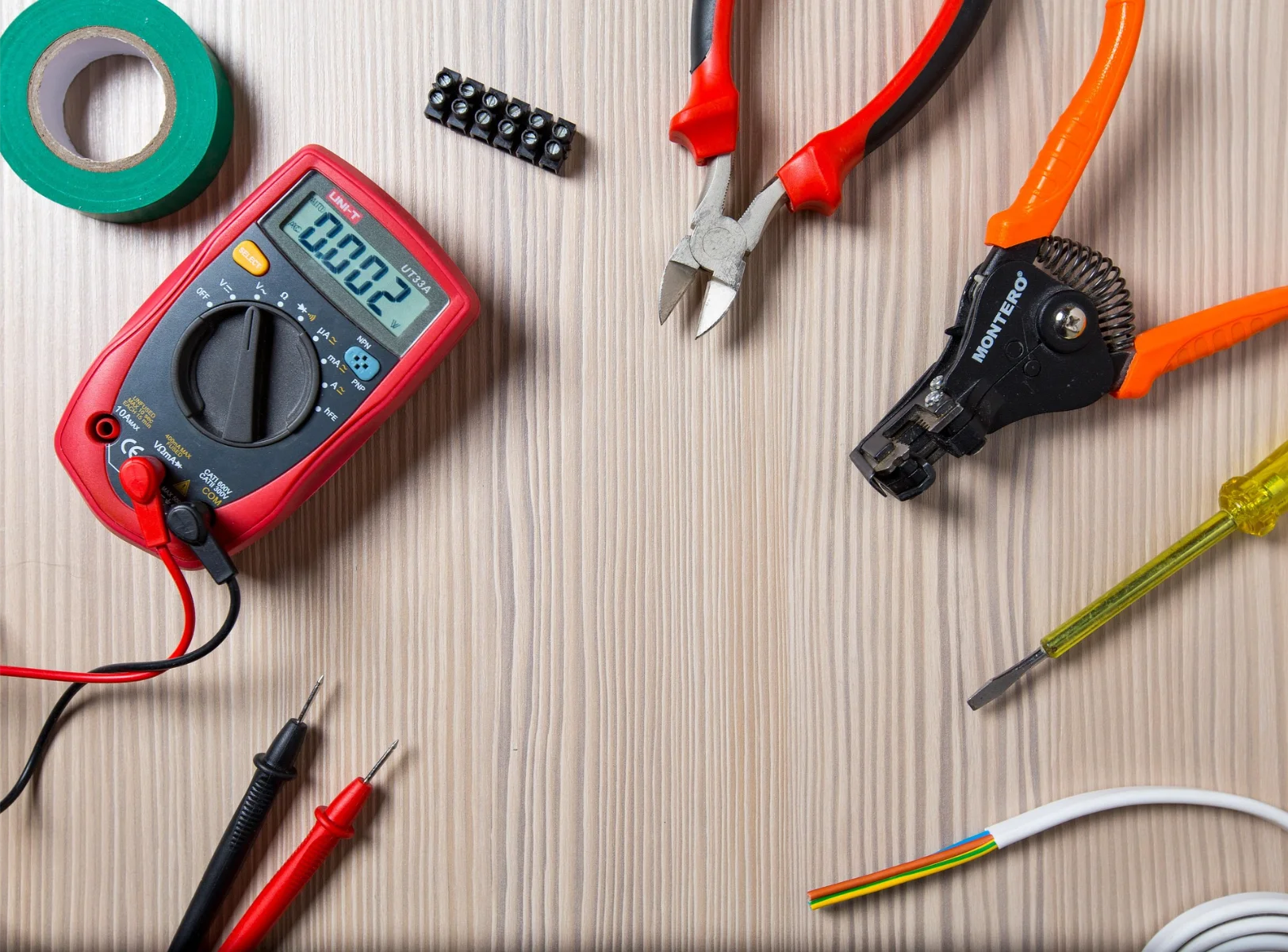 Miernik instalacji elektrycznej i narzędzia elektryka na blacie