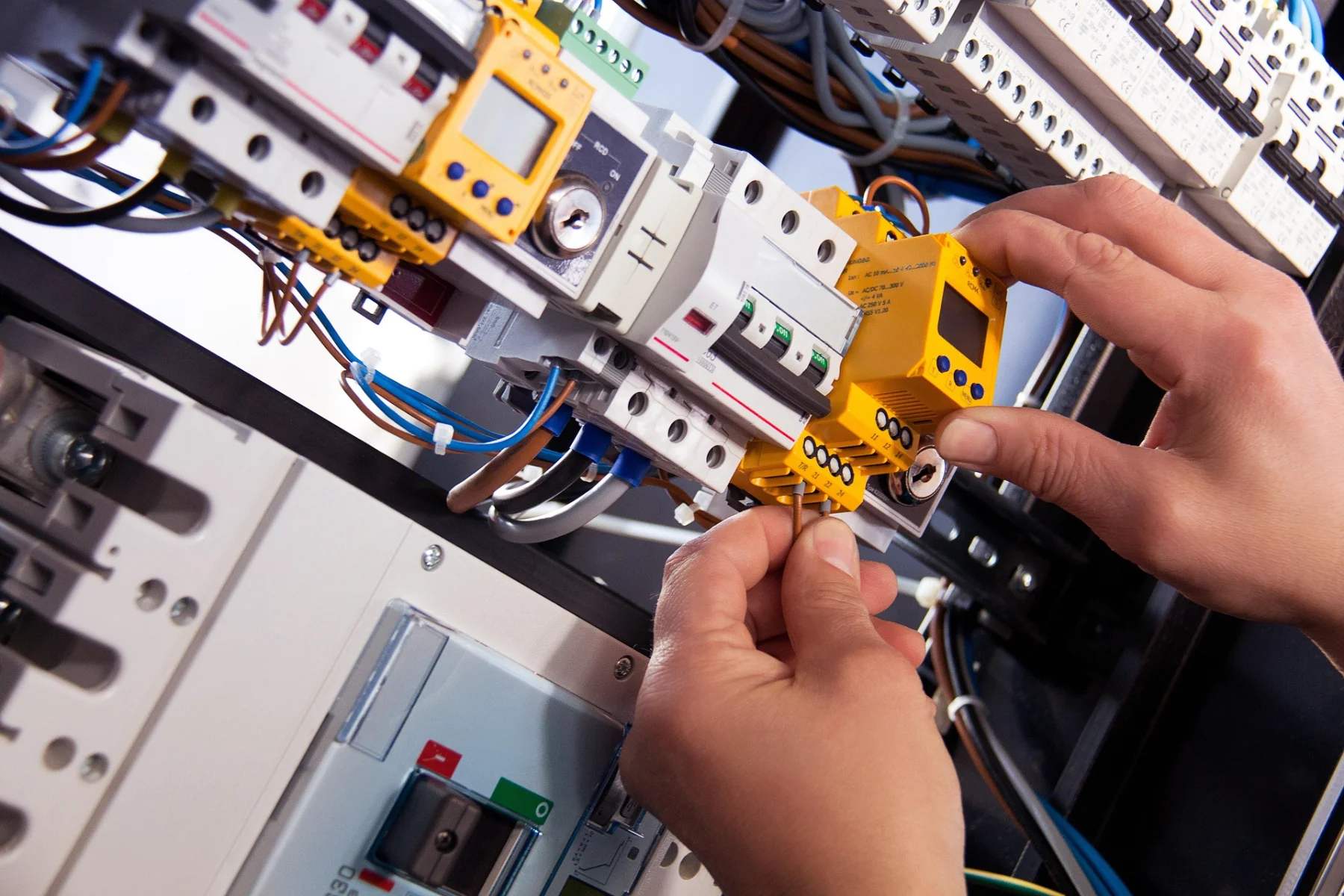 Elektryk DGinstal-bud mierzy obwód podczas serwisu instalacji elektrycznej