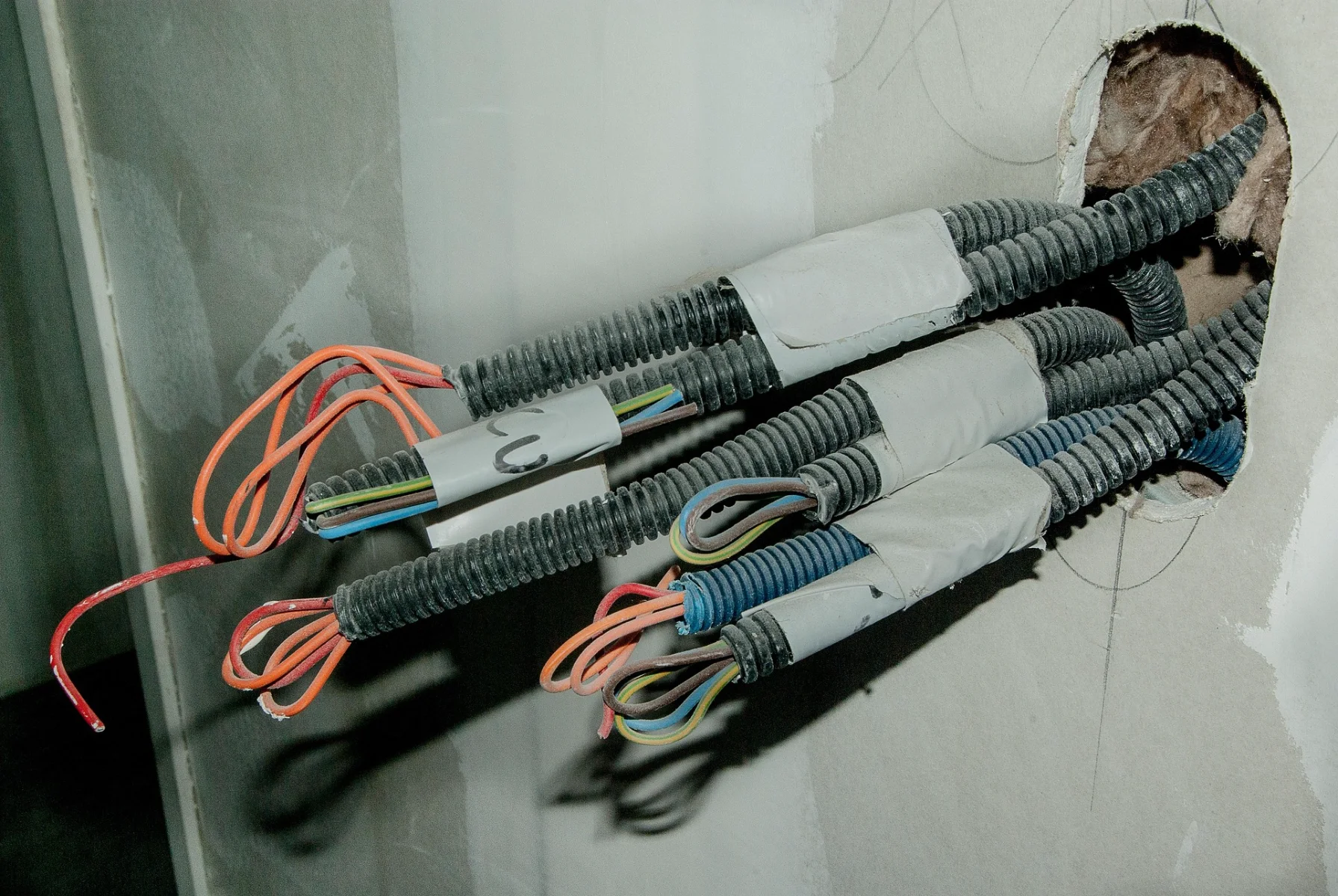Elektryk z DGinstal-bud układa przewody instalacji elektrycznej w budowanym domu pod Wrocławiem