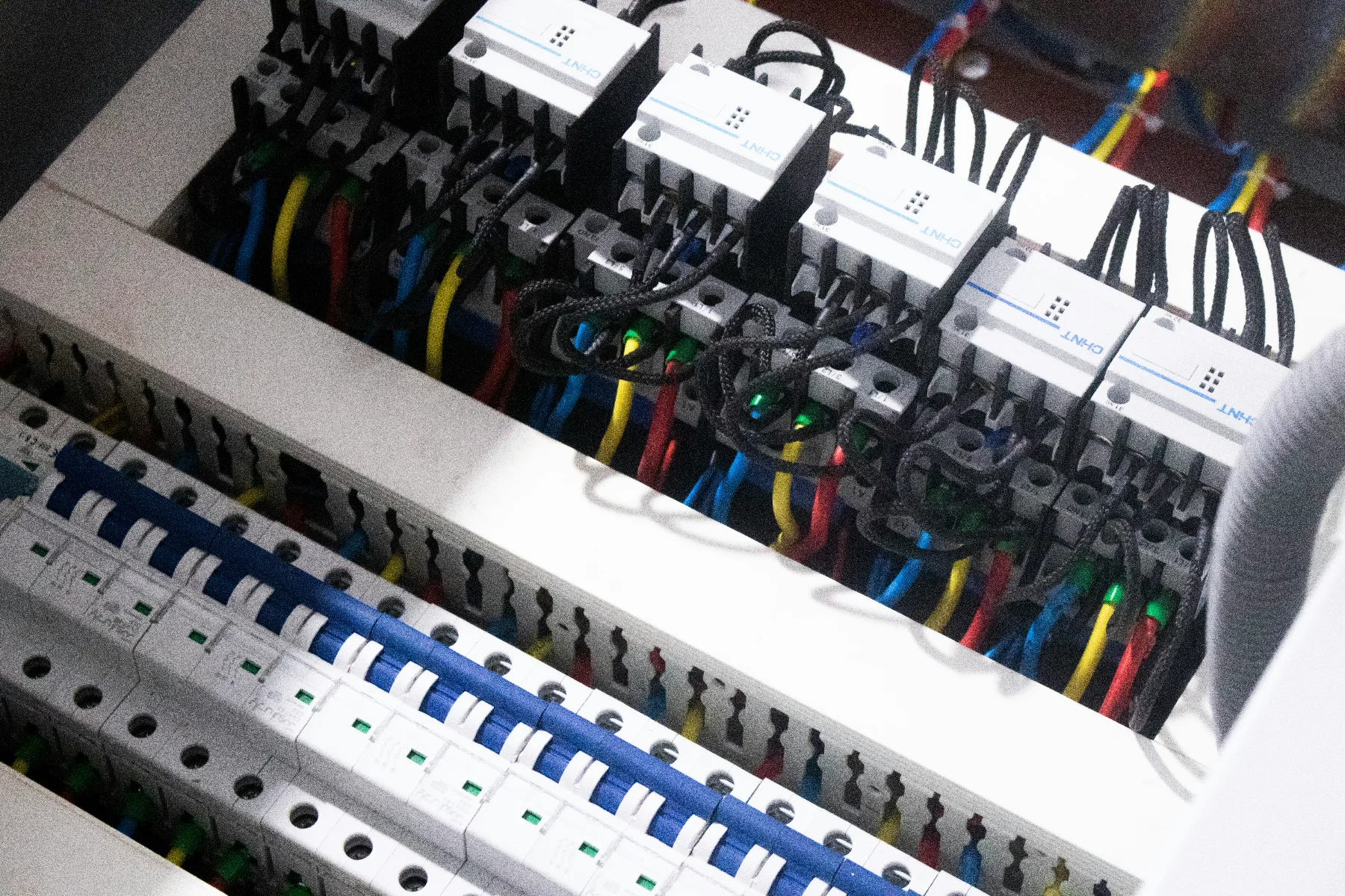 Zmodernizowana rozdzielnica elektryczna z różnicówką wykonana przez DGinstal-bud
