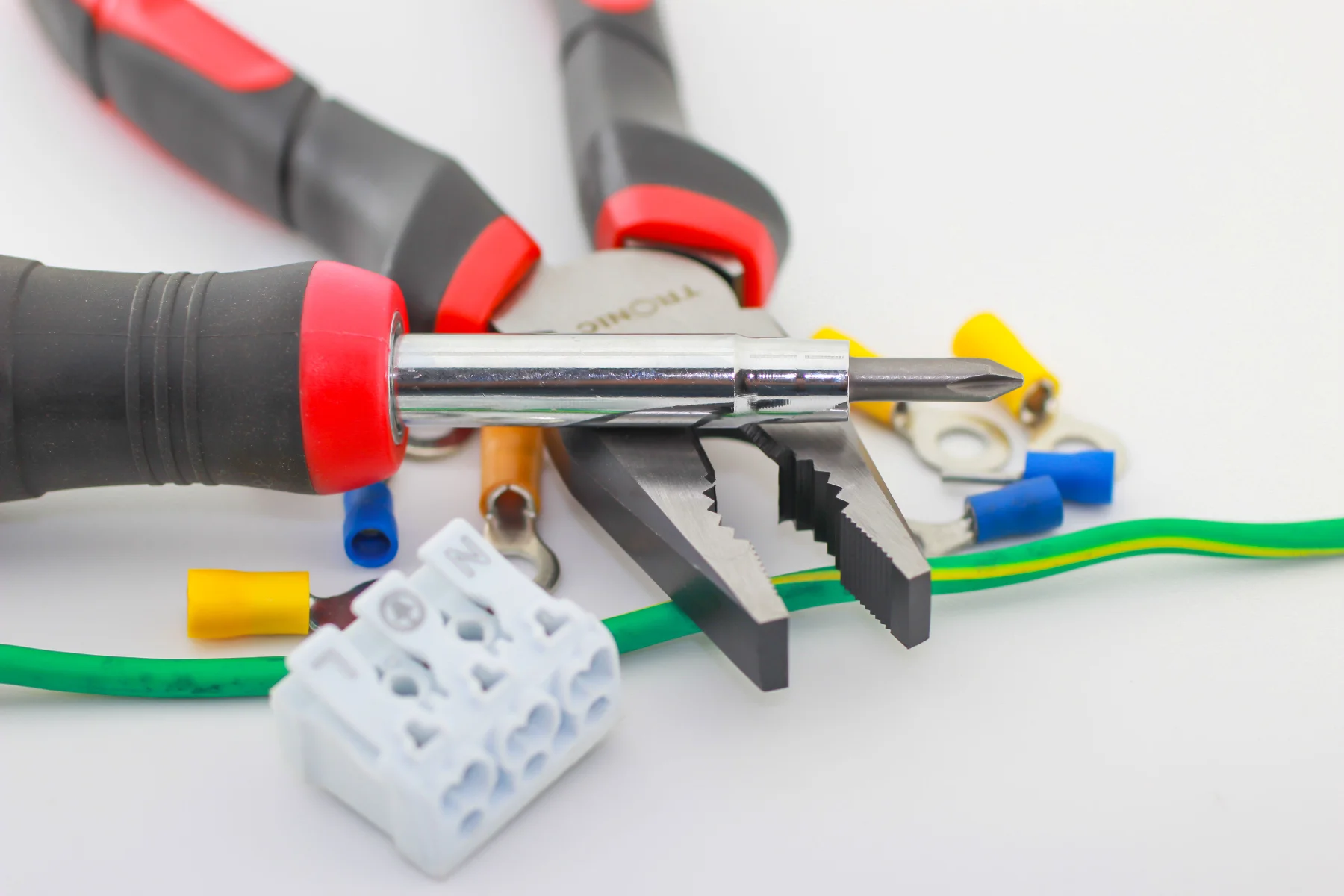 Narzędzia i osprzęt elektryczny używany przy pracach instalacyjnych