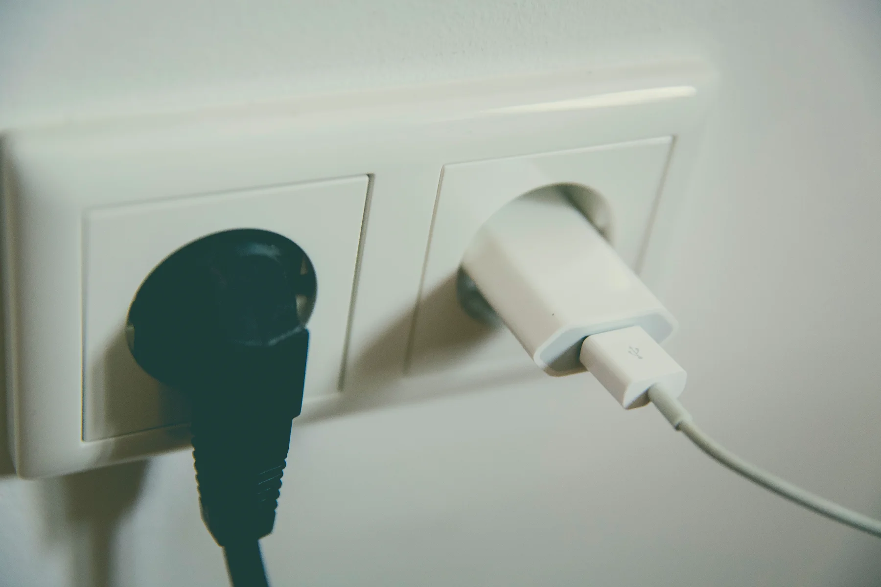 Montaż nowego gniazda elektrycznego przez elektryka DGinstal-bud