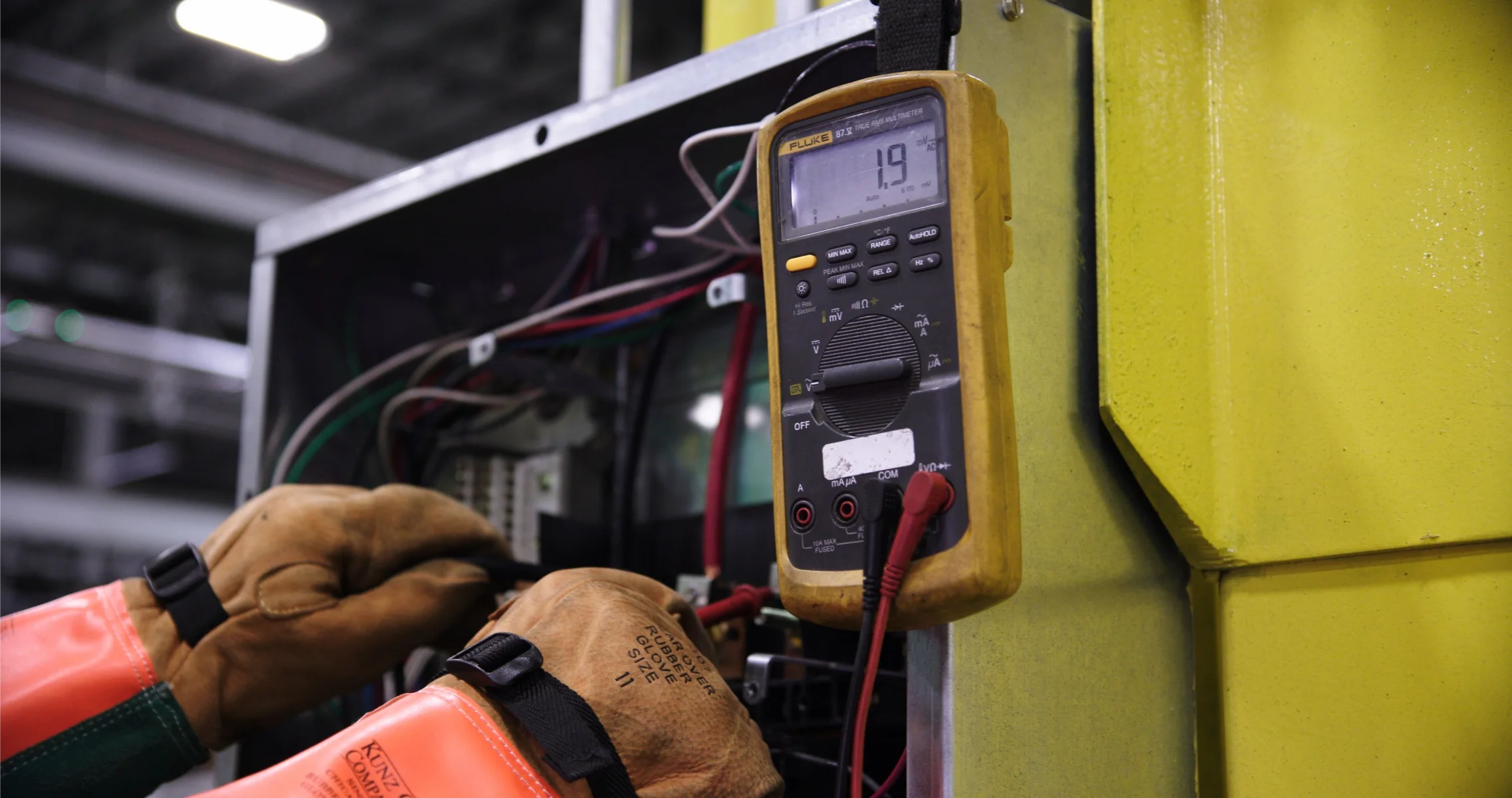 Elektryk DGinstal-bud wykonuje pomiary elektryczne miernikiem instalacji