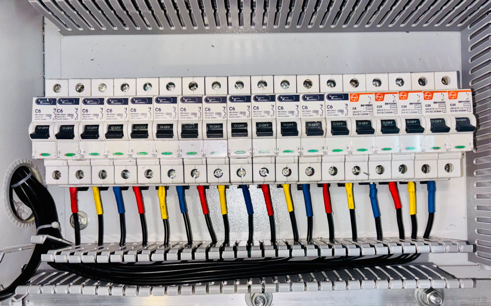 Nowa rozdzielnica elektryczna z różnicówką i opisanymi obwodami od DGinstal-bud