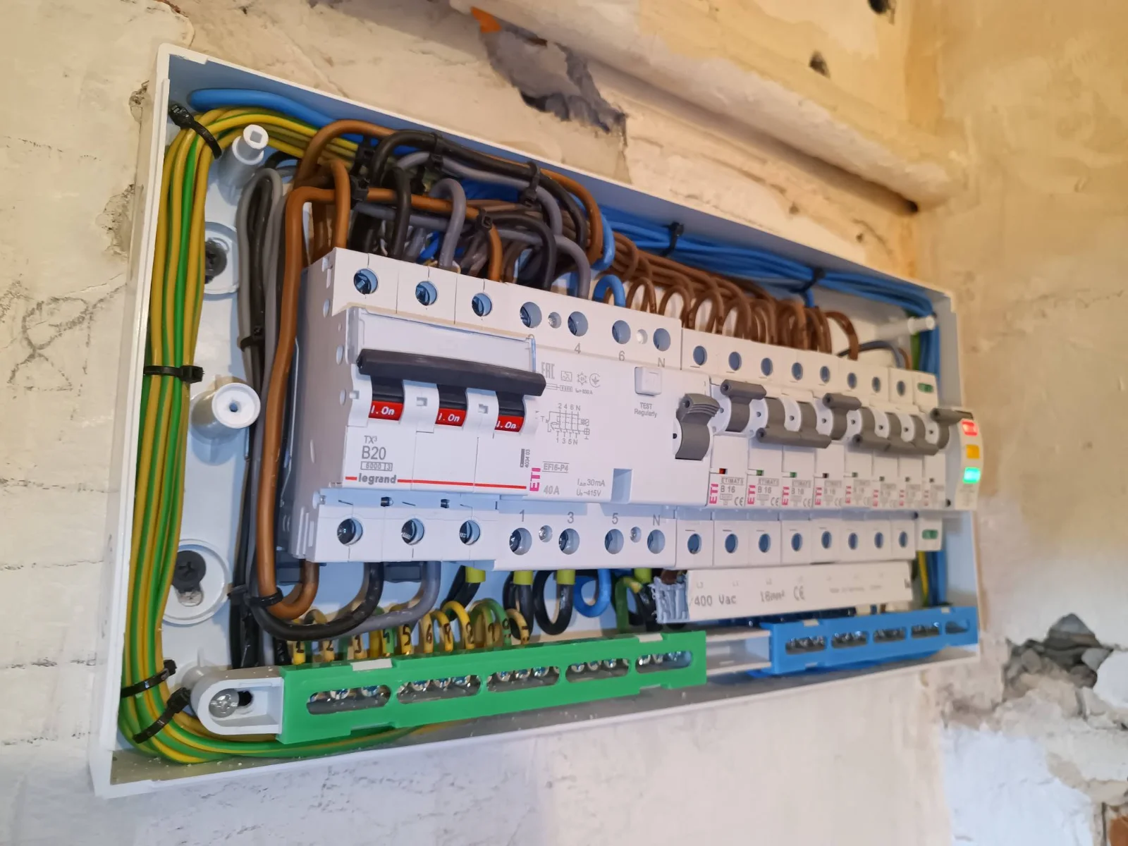 Realizacja DGinstal-bud — prace elektryczne we Wrocławiu i okolicy (11)