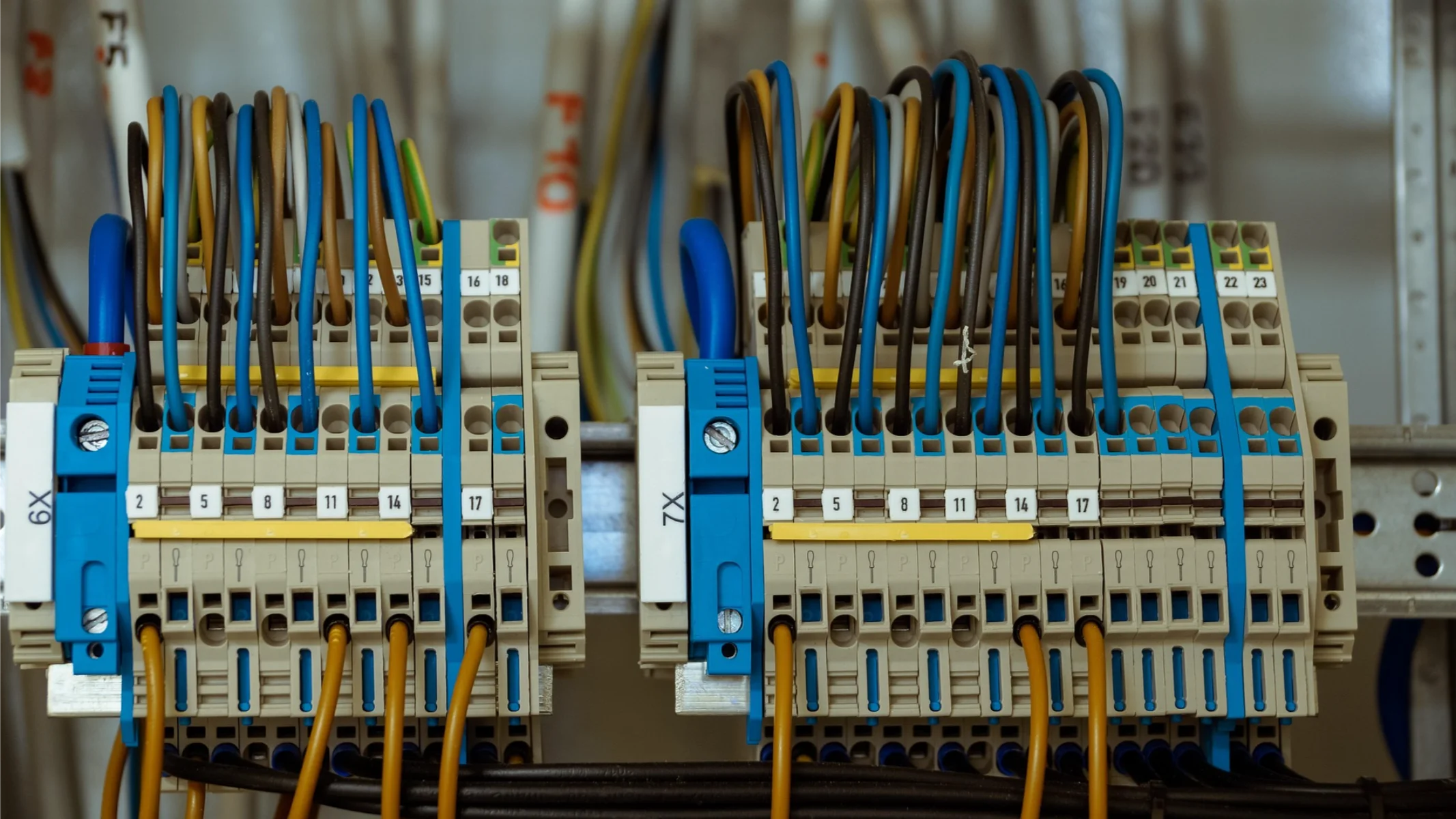 Połączenia przewodów w listwie zaciskowej instalacji elektrycznej